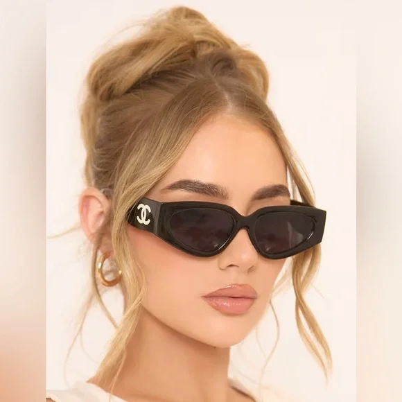 CC Logo Detail Chunky Frame Sunglasses In Black - Picture 2 of 2